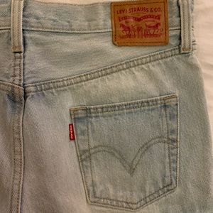 Levi’s Jean shorts 💙